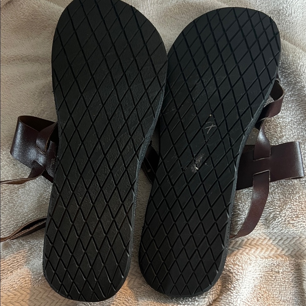Pachamama 100% Cuero (Leather) Brown Sandals with Orangish-Brown Floral Detail - Picture 6 of 9